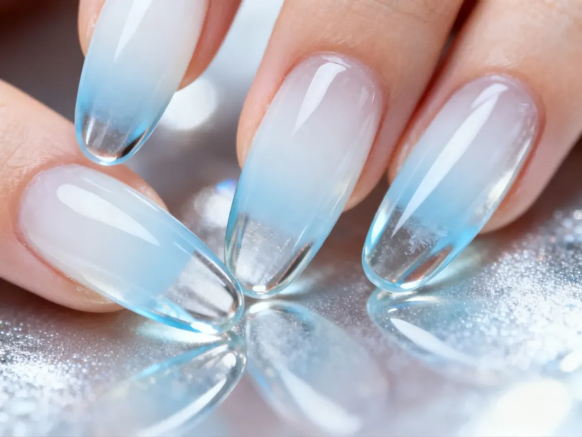 Szklisty manicure z delikatnym przejściem od mlecznej bieli do lodowego błękitu